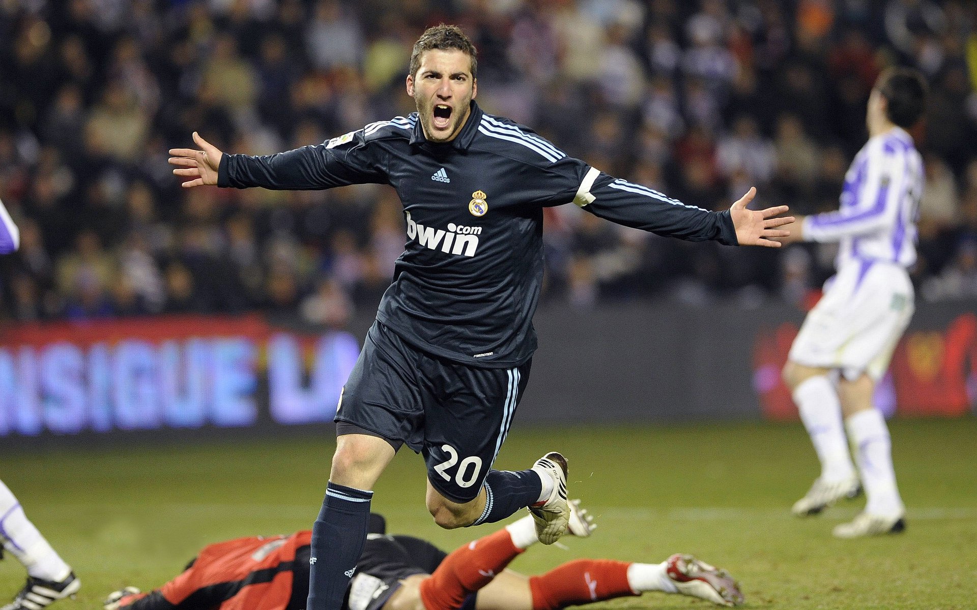 开云体育入口-跨界征服，从安哥拉横扫阿森纳，到阿克在F1揭幕战的绝对接管